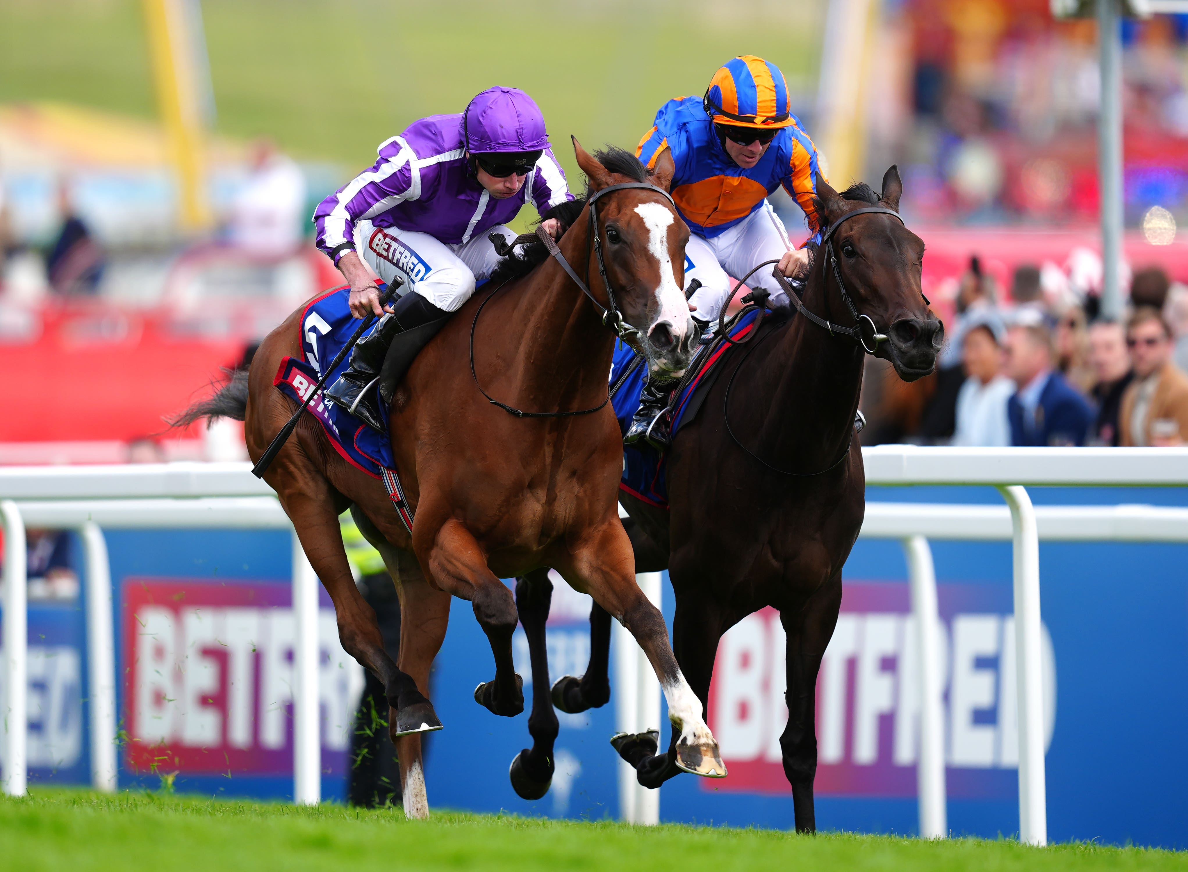 Minnie Hauk (left) defeats stablemate Whirl in the Oaks at Epsom
